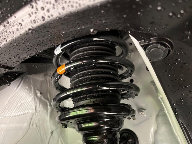 お車を安心してお乗りいただく為には、足回りの定期点検が欠かせません。サービスサポート（有償保証）では無料点検もご提供しており、安心のカーライフをお過ごしいただけるサポート体制が整っています。
