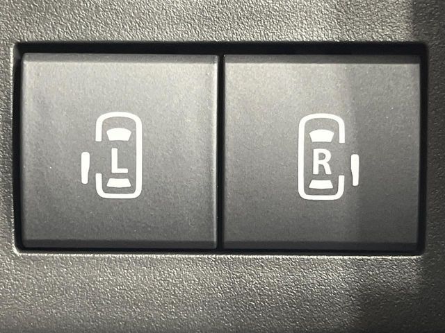 【両側パワースライドドア】スマートキーや運転席のスイッチで後席両側スライドドアの開閉が可能♪電動だから力を入れてドアを開ける必要が無く、小さなお子様でも簡単に開け閉めでき快適です♪