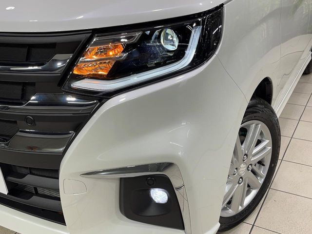 【LEDヘッドライト】悪天候や夜間走行時も良好な視界を確保し安心して運転できる高輝度LEDヘッドライトを装備！点灯速度が早く、消費電力も抑えられています。