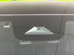 【ホンダセンシング】走行中に前方の車両等を認識し、衝突しそうな時は警報とブレーキで衝突回避と被害軽減をアシスト。より安全にドライブをお楽しみいただけます。