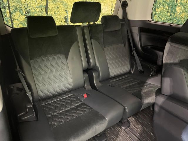 3列目シートはもちろん状態良好☆大人でもゆったりと座って頂けますので、大人数でのお出かけもラクラクです♪ご家族で、気の知れた仲間で、ドライブに行くのが楽しみですね♪