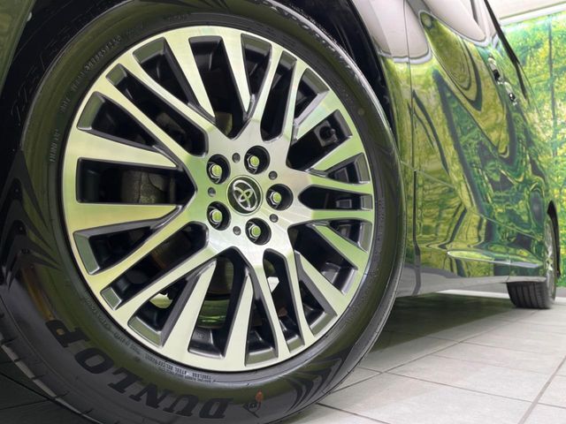 【純正18インチアルミホイール】外観にマッチした純正アルミホイールを装着しております。各種社外アルミホイールや、スタッドレスタイヤも取扱いしております。是非ご相談ください♪