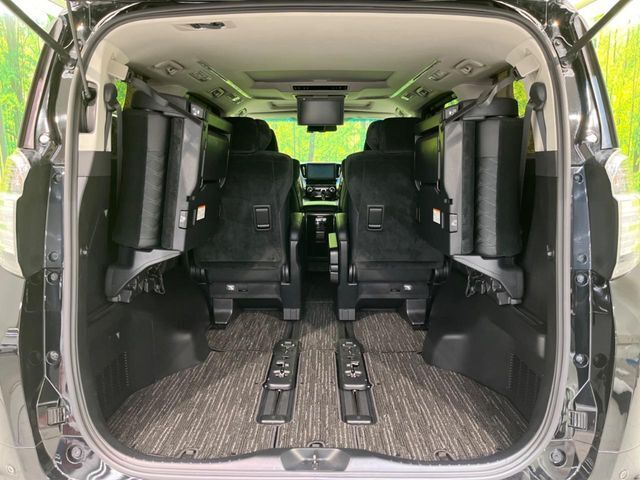 後席を格納すると、これだけの広さが！シーンに合わせたシートアレンジで、大きな荷物も積むことが出来ます♪