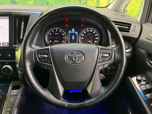 【ウッドコンビステアリング】高級感ある木目調パーツを採用した手に良く馴染むコンビハンドル。運転席廻りの雰囲気も一気に豪華になります！