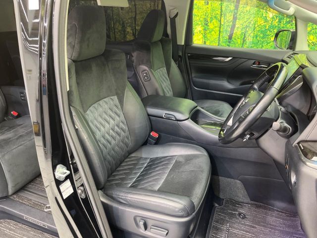 【ハーフレザーシート】高級感と座り心地を両立した人気のシート♪背面・座面のファブリック素材は、通気性の良さや滑りにくさに優れています。気温や服装に左右されず快適にお乗りいただけます。