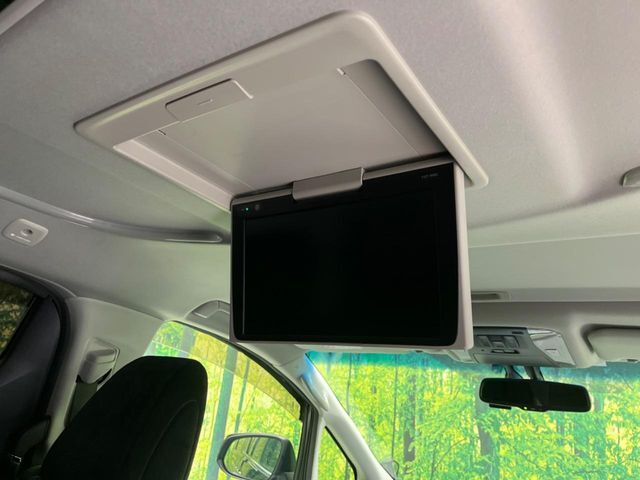 【後席モニター】家族や友人とお出かけする機会が多い方に大人気の後席モニターを装備！見やすい位置に画面がありテレビやDVDの視聴も快適！友達もお子様も、後席にしか乗らなくなるかも？？