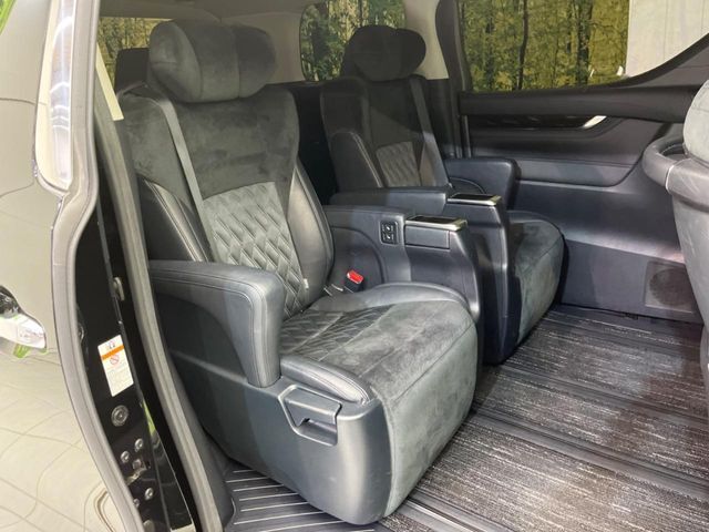 【オットマン付セカンドシート】足を延ばしてリラックスしたいときに便利なオットマン！ロングドライブや仮眠の際にもゆったり快適にお過ごしいただけます♪