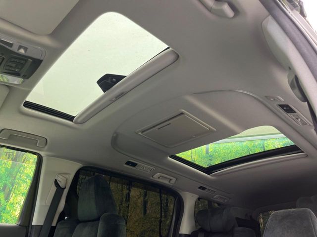 【サンルーフ】開放感たっぷりの希少装備、サンルーフが装着されています！車内に明かりを取り入れたり景色を楽しむ以外にも、車内の空気も簡単に換気できて快適です！