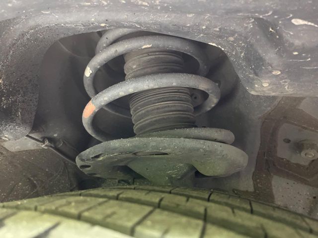 お車を安心してお乗りいただく為には、足回りの定期点検が欠かせません。サービスサポート（有償保証）では無料点検もご提供しており、安心のカーライフをお過ごしいただけるサポート体制が整っています。