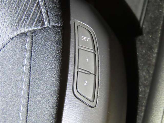 運転席は二人分のシートポジションを記憶します。