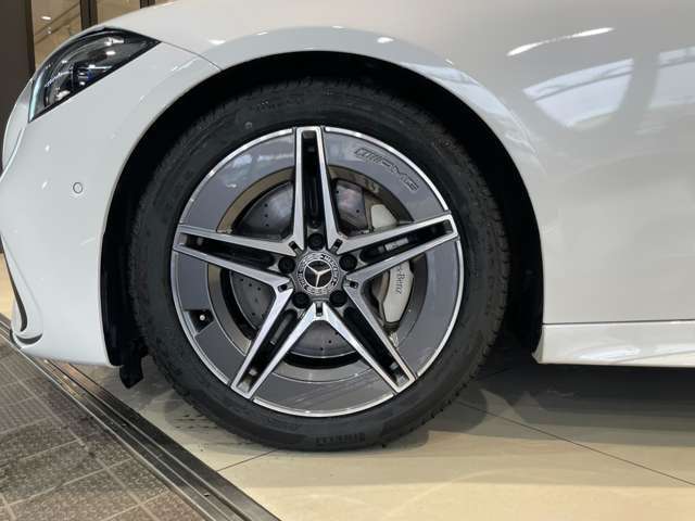 車両は屋内展示しておりますので天候に関係なくごゆっくりコンディションご確認頂けます。車両を倉庫へ保管している場合が御座いますのでご来店前に在庫確認頂けると幸いです。TEL072-784-8800