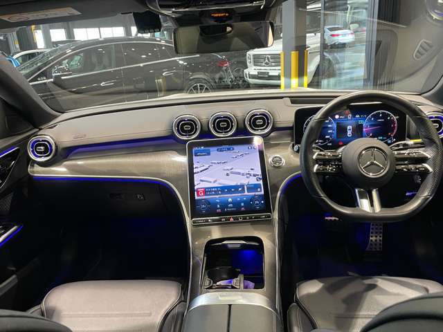 車両は屋内展示しておりますので天候に関係なくごゆっくりコンディションご確認頂けます。車両を倉庫へ保管している場合が御座いますのでご来店前に在庫確認頂けると幸いです。TEL072-784-8800