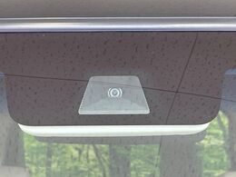 【ホンダセンシング】走行中に前方の車両等を認識し、衝突しそうな時は警報とブレーキで衝突回避と被害軽減をアシスト。より安全にドライブをお楽しみいただけます。