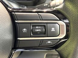 【アダプティブクルーズコントロール】高速道路での長距離走行が楽に！！自動で速度を保つクルーズコントロールが、衝突軽減システムと連携し、前方の車両を感知して車間を保つように速度調節してくれます！！