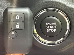 【キーレススタートシステム】カバンやポケットに入れたままでもドアの施錠・解錠が可能なスマートキーを装備。エンジンのオン・オフ時もカギを取り出す必要が無いからとっても便利です♪