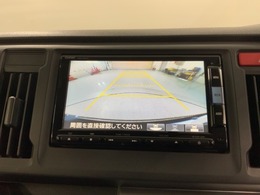 リバースギアに入れるだけで後方の表示へ切り替わります。夜間や雨の日の駐車も楽になりますよ。