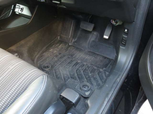 運転席・助手席の足元はオールシーズンマットがおいて有ります。トレイ式なので雨水や汚れをしっかり受け止めてくれます。