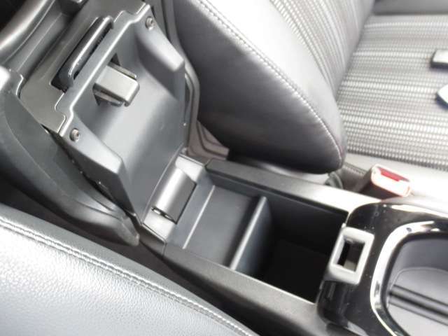 運転席・助手席の間のアームレスト。開くと奥行のある小物入れが現れます。