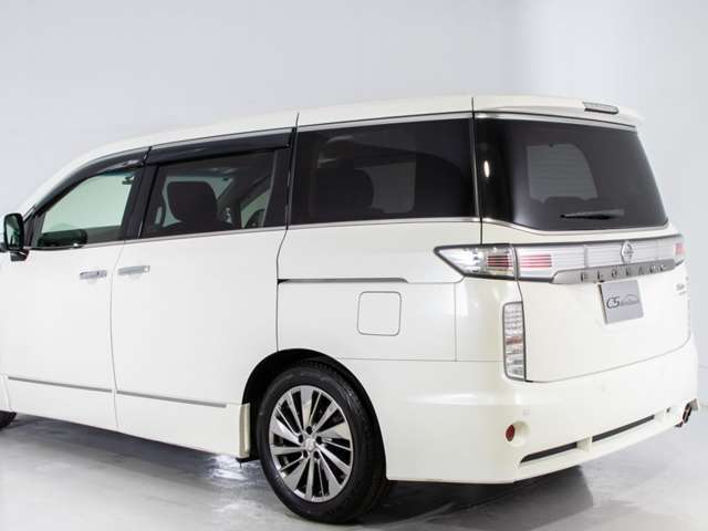 当社はご遠方お客様でも販売OK！ 現車の確認は、電話でお話ししながら、気になる部分を実況中継します。さらに、気になる箇所を含め沢山のお写真をメールや郵送でお送りします。まずは一度お電話、メールにて！