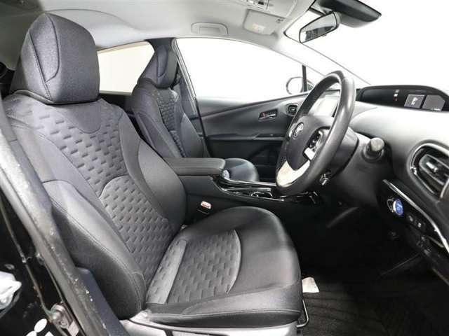ゆったり室内で運転もしやすいです♪使い勝手の良い配置も考えられています！！