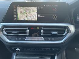 BMWのナビゲーションは操作性も良く、詳細な地図情報と交通状況を見やすく表示し、快適なドライビングをサポートしながら目的地までナビゲートします。