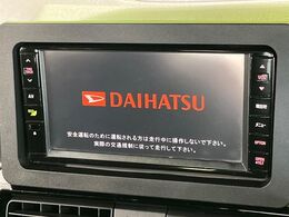 【純正ナビ】人気の純正ナビを装備しております。ナビの使いやすさはもちろん、オーディオ機能も充実！キャンプや旅行はもちろん、通勤や買い物など普段のドライブも楽しくなるはず♪