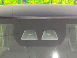 【スマートアシスト】走行中に前方の車両等を認識し、衝突しそうな時は警報とブレーキで衝突回避と被害軽減をアシスト。より安全にドライブをお楽しみいただけます。