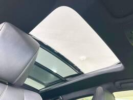 【大型サンルーフ】車内の解放感が一気に上がる大型のパノラマルーフ！季節を問わず開放的で快適なドライブをお楽しみいただけます。流通量も少なく希少価値の高い人気の装備です♪