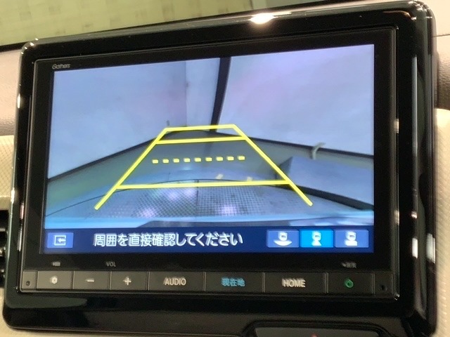 リバースギアに入れるだけで後方の表示へ切り替わります。夜間や雨の日の駐車も楽になりますよ。