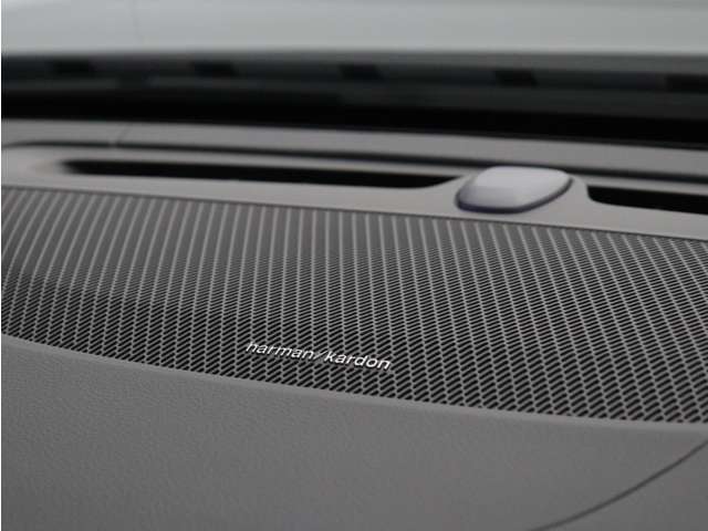 【harman/kardon】世界のオーディオファン垂涎のプレミアムサウンドシステムを搭載。原音に近い音場空間を忠実に再現。乗る人すべてに最良の音響体験を提供します。