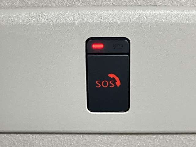 【SOSコール】事故や急病の時にボタンひとつで専門のオペレーターに接続。エアバックが開く事故の時は自動でオペレータに接続してくれます！
