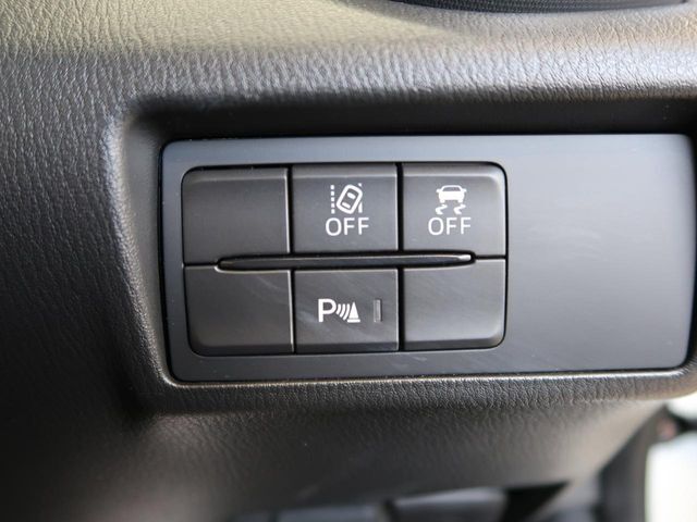【レーンキープアシストシステム】高速道路走行時、車線からはみ出しそうな時にステアリングを制御し車線内を走行する様にアシスト。より安全な運転をサポートしてくれます！