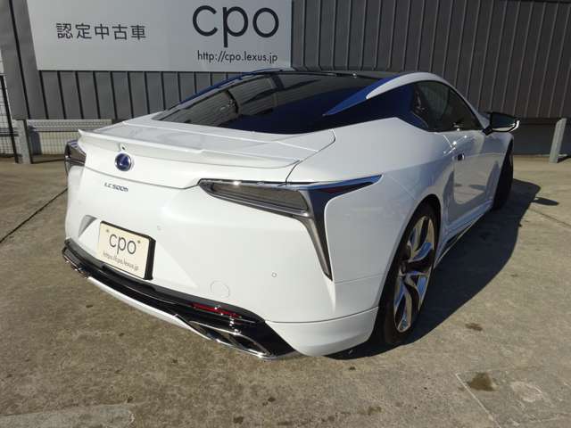 24時間365日使用できるオペレーターサービス、「レクサスオーナーズデスク」がご利用できます。