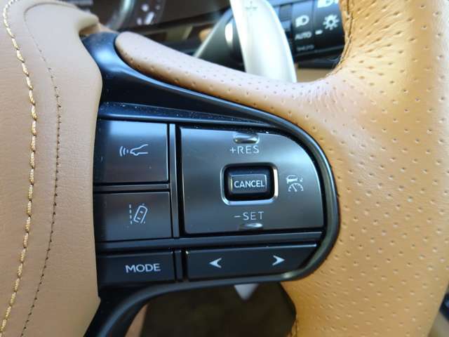 【全車速追従機能付きクルーズコントロール】前方走行中の車両を検知し、車間距離を保ちながら追従走行をしてくれます。高速道路や一般道、幅広いステージで活躍する便利機能です