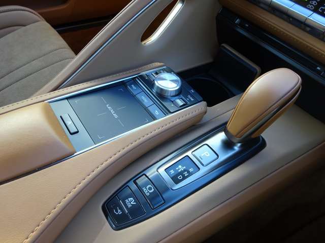 運転席・助手席8Way調整式パワーシート（運転席ポジションメモリー/運転席・助手席電動ランバーサポート付）