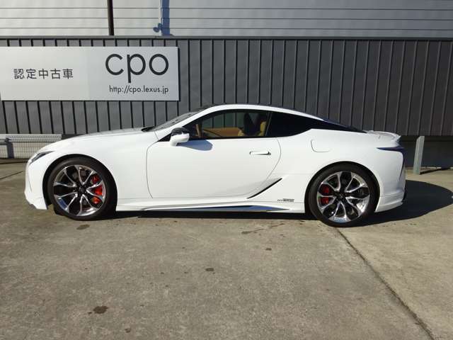 2年間の距離無制限の認定中古車保証が付帯されます。G-link2年間無料付帯です。