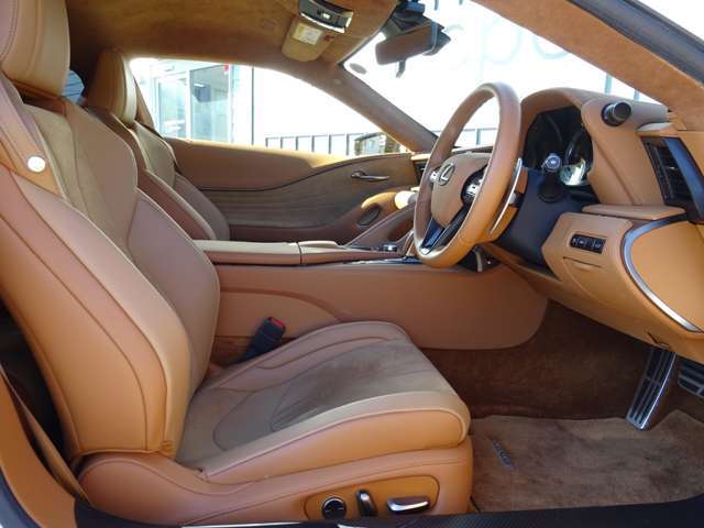 【運転席・助手席アルカンターラシート】（ベンチレーション機能・ヒーター付）