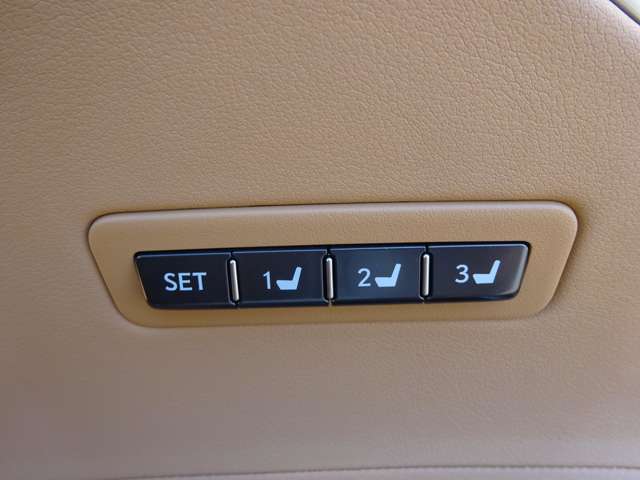 【運転席ポジションメモリー】シートのセットは3つまで行うことが可能です。