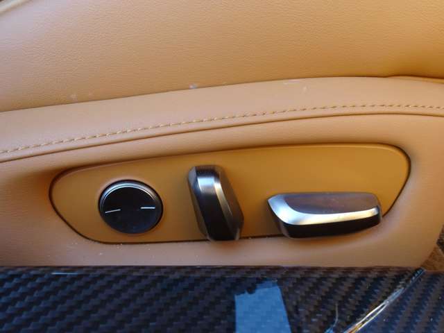 運転席・助手席8Way調整式パワーシート（運転席ポジションメモリー/運転席・助手席電動ランバーサポート付）