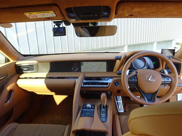 【メーカーオプション】カラーヘッドアップディスプレイ、寒冷地仕様のメーカーオプションが装備。