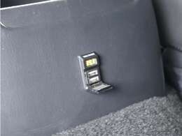 後列側にもUSBソケットがついております☆