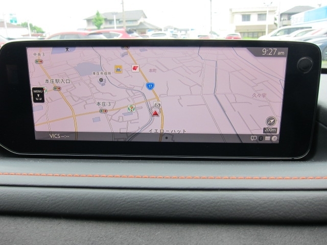 マツダコネクトナビです。手元を見ずに操作できるコントローラーやハンズフリーにより運転に集中して走りをお楽しみ頂けます。Bluetooth/AUXにも対応しています。