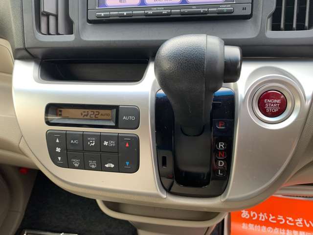 設定温度に自動調整するオートエアコン装備です。
