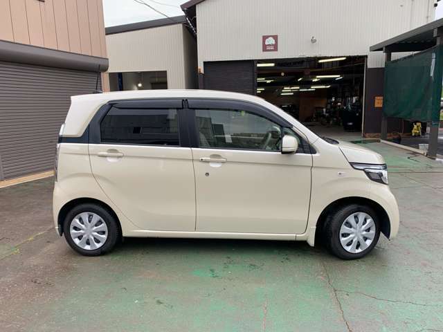 実車を確認してみて傷だらけだった・内装が汚かった等よくありますが、当社では気持ちよく中古車のご購入が出来るように目立つ傷・汚れなどは基本綺麗にしてから展示しております、ご安心してご来店ください。