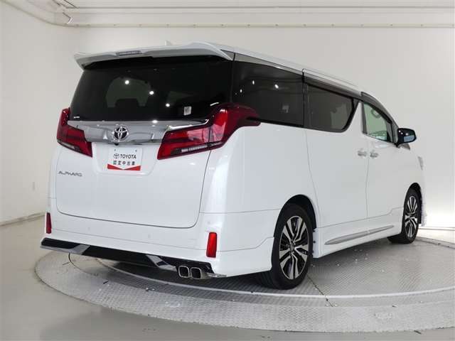 おひとり、恋人、ご友人、ご家族など、少人数でも大人数でもお出かけが楽しめます。この車で楽しいドライビングライフを送りましょう♪