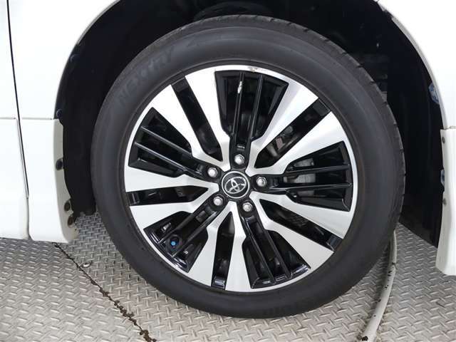 スポーティな印象を与える純正ホイールです。どこまでも走っていきたくなるようなデザインですね♪