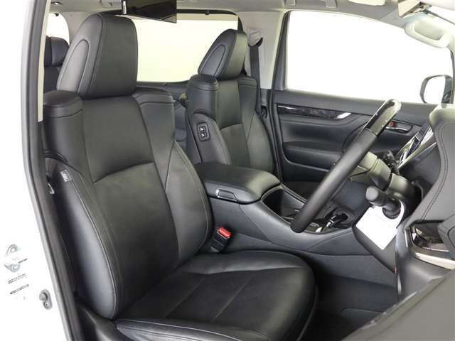 高いホールド性で運転姿勢が安定します。長距離ドライブでも疲れにくいのが魅力です。快適なドライビングライフをお送りください♪