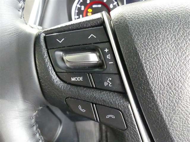 【ステアリングスイッチ】ステアリングから手を伸ばさなくても簡単にオーディオコントロールできますので、安全ですね。