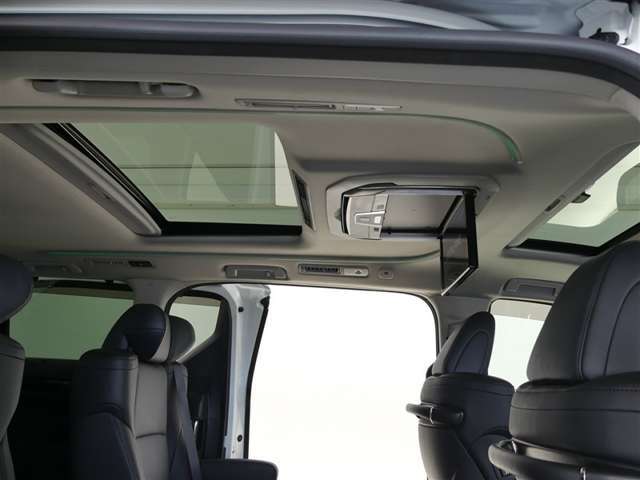 室内に心地いい解放感を。パノラマムーンルーフ付きです。キャンプで星空を眺められます！