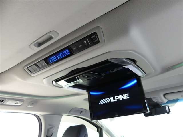 後席モニター付きでロングドライブもお子さまを飽きさせません！